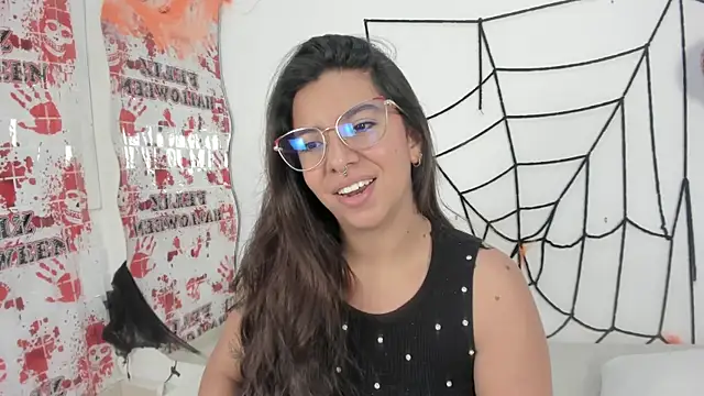 Snapshot of emilyy_cooperr chatting on October 18, 12:06 pm emilyy cooperr online show from October 18, 12:06 pm