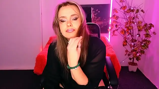 Snapshot of AnielaFox chatting on November 7, 8:14 am AnielaFox online show from November 7, 8:14 am