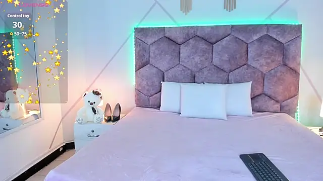 aurora collinss  online show from December 19, 1:07 pm