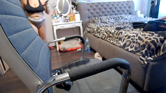 Jennifer24    online show from September 15, 9:42 am