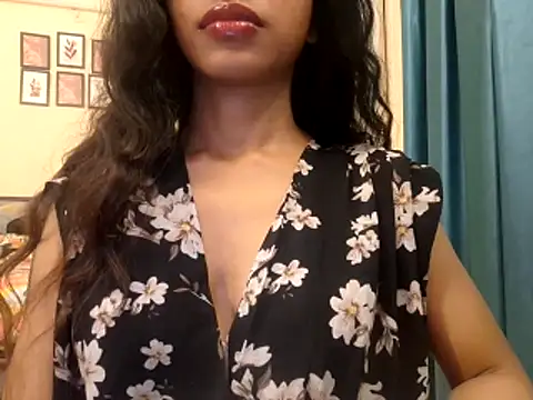 Queen Ayeshaa online show from November 3, 7:15 pm