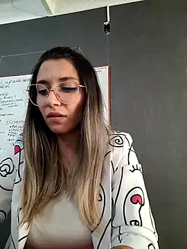 Isabella Varella online show from March 5, 5:08 pm