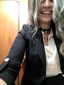 Isabella Varella online show from March 10, 4:25 pm