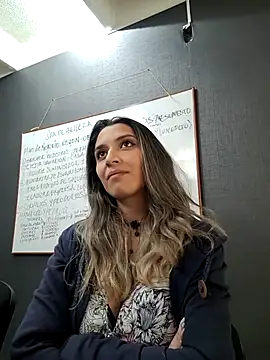 Isabella Varella online show from March 11, 1:45 pm