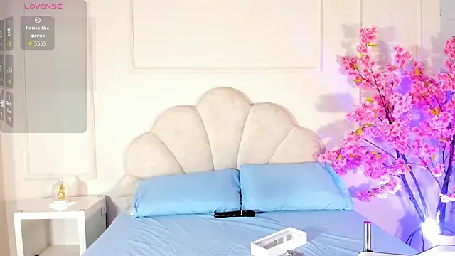 Snapshot of Candaceoweens chatting on October 28, 3:43 am Candaceoweens online show from October 28, 3:43 am