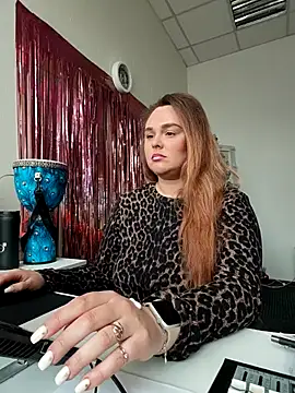 Juicy PeachLux online show from December 3, 9:40 am