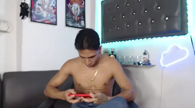 Snapshot of Monkey_uchiha777 chatting on March 11, 12:28 pm Monkey uchiha777 online show from March 11, 12:28 pm