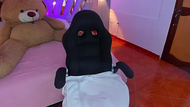 MaddyCrofft online show from March 14, 11:34 am