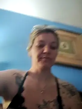 Snapshot of sexytattedbabe chatting on November 1, 6:15 am sexytattedbabe online show from November 1, 6:15 am