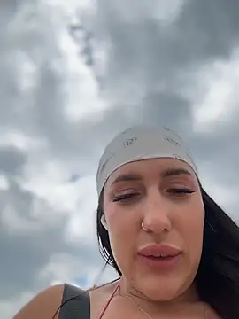 Snapshot of AleksandraRich chatting on February 3, 6:40 am AleksandraRich online show from February 3, 6:40 am