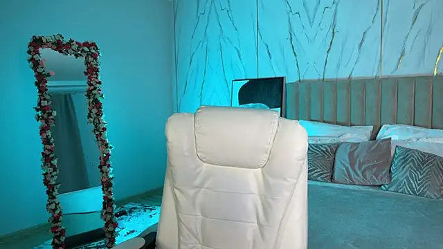 Snapshot of _Vikky_Moon_ chatting on December 2, 1:00 am Vikky Moon online show from December 2, 1:00 am