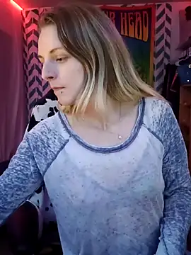 Snapshot of AlicePayne chatting on December 15, 7:01 am AlicePayne online show from December 15, 7:01 am