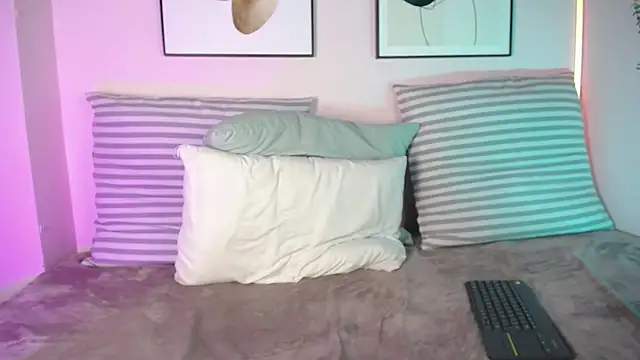 Snapshot of naia_xo chatting on March 21, 11:23 pm naia xo online show from March 21, 11:23 pm