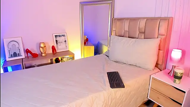 Snapshot of naia_xo chatting on November 6, 8:54 pm naia xo online show from November 6, 8:54 pm