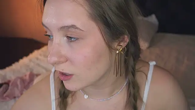 Snapshot of saint_trisha chatting on February 6, 4:39 am saint trisha online show from February 6, 4:39 am