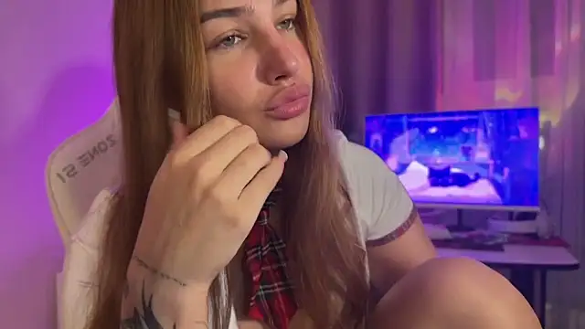 Snapshot of Anna_Six chatting on December 3, 1:57 am Anna Six online show from December 3, 1:57 am