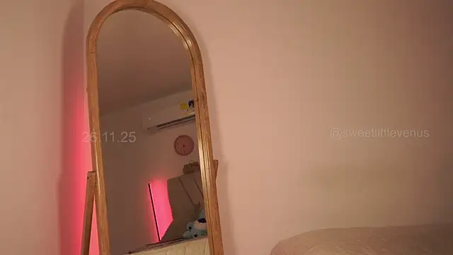 Snapshot of sweetlittlevenus chatting on November 26, 9:27 pm sweetlittlevenus online show from November 26, 9:27 pm