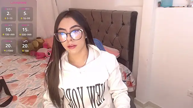 Snapshot of Yasminsmith__ chatting on March 11, 2:29 pm Yasminsmith online show from March 11, 2:29 pm