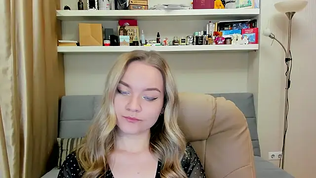 Snapshot of Kara_Smith_ chatting on December 13, 10:13 pm Kara Smith online show from December 13, 10:13 pm