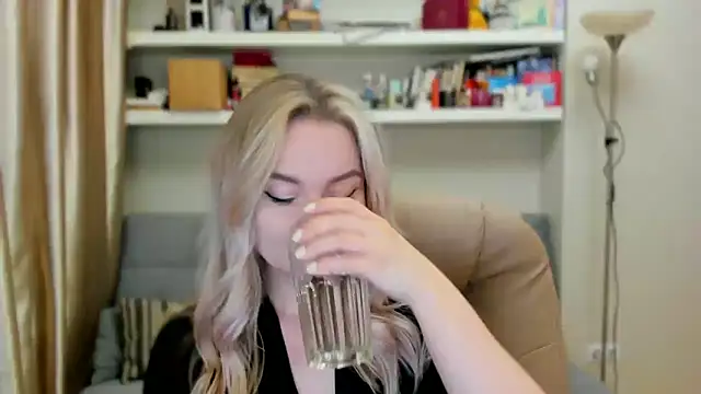 Snapshot of Kara_Smith_ chatting on September 12, 10:10 pm Kara Smith online show from September 12, 10:10 pm