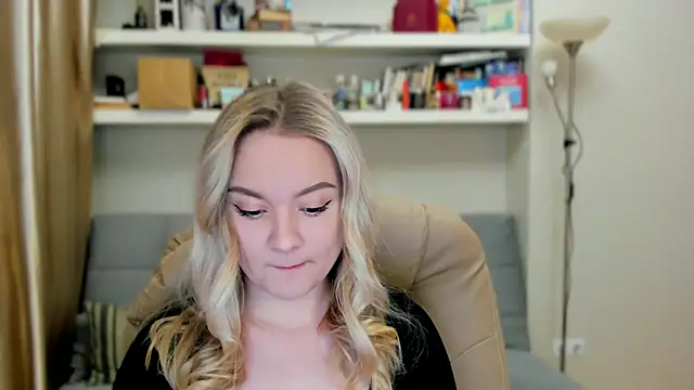 Snapshot of Kara_Smith_ chatting on October 22, 10:42 pm Kara Smith online show from October 22, 10:42 pm