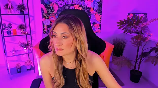 Snapshot of SarahAlluring chatting on March 22, 1:30 pm SarahAlluring online show from March 22, 1:30 pm