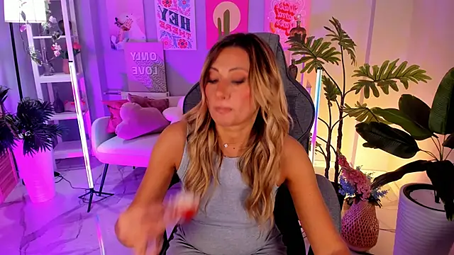 Snapshot of SarahAlluring chatting on September 22, 1:35 pm SarahAlluring online show from September 22, 1:35 pm