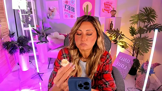 Snapshot of SarahAlluring chatting on September 25, 12:31 pm SarahAlluring online show from September 25, 12:31 pm