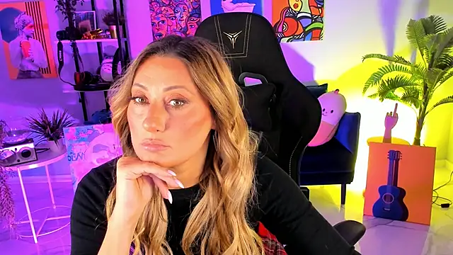 Snapshot of SarahAlluring chatting on October 16, 12:28 pm SarahAlluring online show from October 16, 12:28 pm