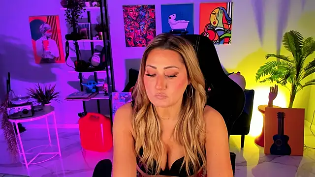 Snapshot of SarahAlluring chatting on November 10, 11:31 am SarahAlluring online show from November 10, 11:31 am