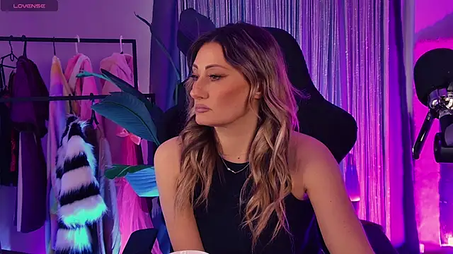 SarahAlluring online show from April 22, 1:12 pm