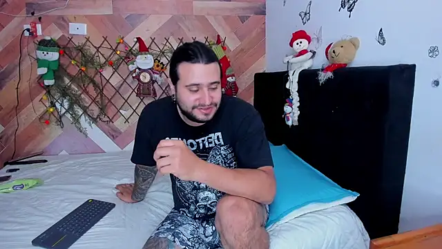 Snapshot of EmilyandChristianTattoos chatting on December 2, 11:11 pm EmilyandChristianTattoos online show from December 2, 11:11 pm