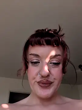 Snapshot of Petite_Juicy_Olive chatting on November 20, 10:15 am Petite Juicy Olive online show from November 20, 10:15 am