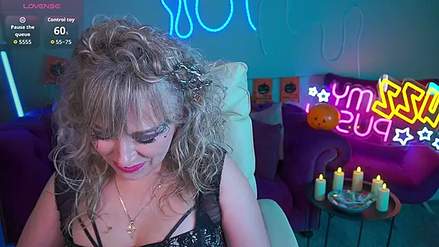 Snapshot of CandyLadyyy chatting on October 30, 9:59 pm CandyLadyyy online show from October 30, 9:59 pm