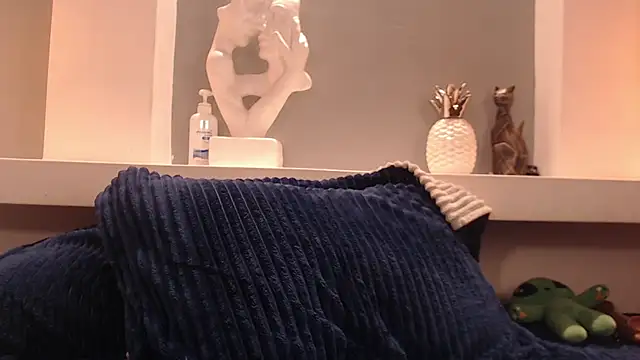 Snapshot of milu_w4llace chatting on November 15, 8:05 pm milu w4llace online show from November 15, 8:05 pm