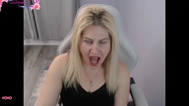 Snapshot of BellaStar84 chatting on October 10, 12:37 pm BellaStar84 online show from October 10, 12:37 pm