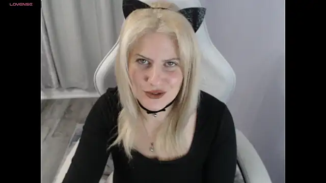 Snapshot of BellaStar84 chatting on October 31, 12:06 pm BellaStar84 online show from October 31, 12:06 pm