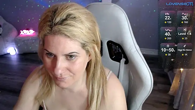 Snapshot of BellaStar84 chatting on February 3, 1:27 pm BellaStar84 online show from February 3, 1:27 pm