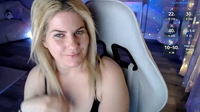 Snapshot of BellaStar84 chatting on February 9, 11:47 am BellaStar84 online show from February 9, 11:47 am