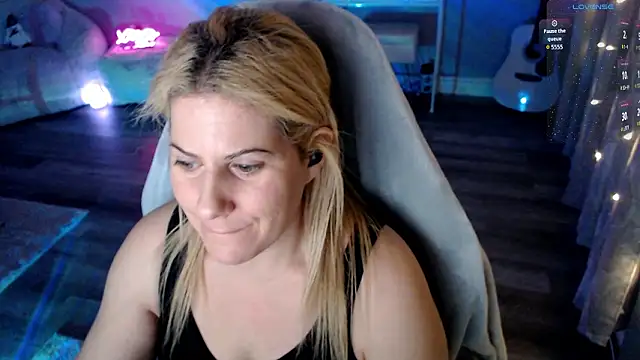 Snapshot of BellaStar84 chatting on February 11, 12:32 pm BellaStar84 online show from February 11, 12:32 pm