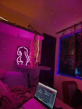 Snapshot of LoganPeny chatting on December 3, 6:43 am LoganPeny online show from December 3, 6:43 am