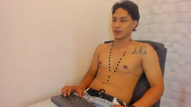Snapshot of Stone_grey1_ chatting on March 18, 2:36 am Stone grey1 online show from March 18, 2:36 am