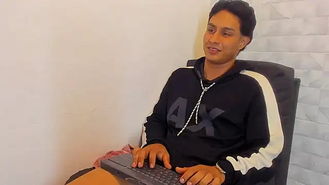Snapshot of Stone_grey1_ chatting on March 19, 8:45 am Stone grey1 online show from March 19, 8:45 am