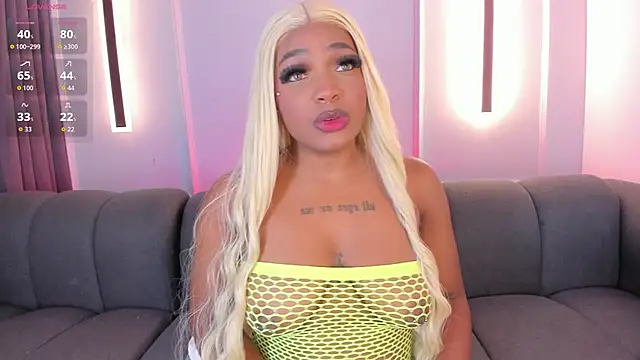 Snapshot of karol_white_ chatting on October 23, 4:12 am karol white online show from October 23, 4:12 am