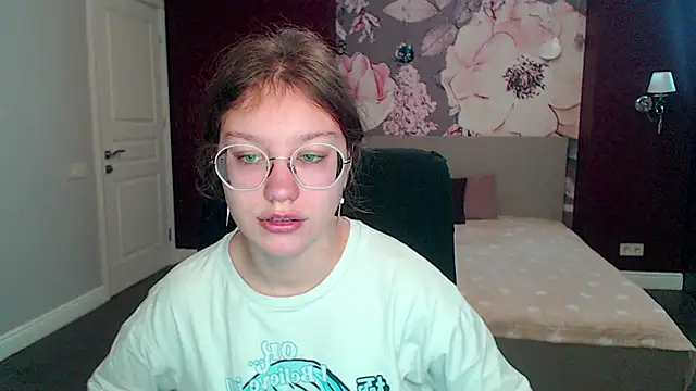 AngelinaLow online show from March 19, 12:12 pm