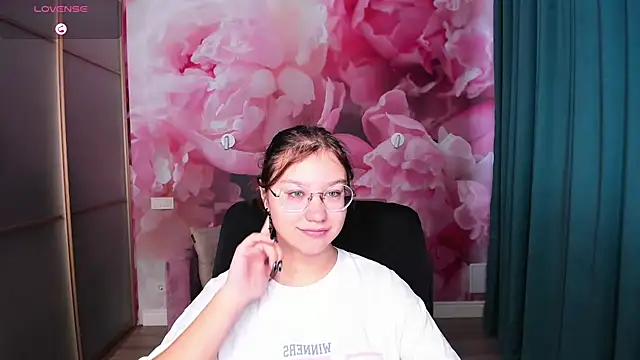 AngelinaLow online show from October 19, 5:30 am