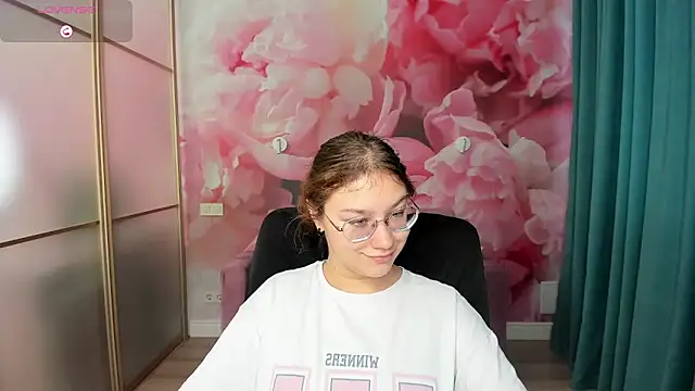 AngelinaLow online show from October 27, 12:31 pm