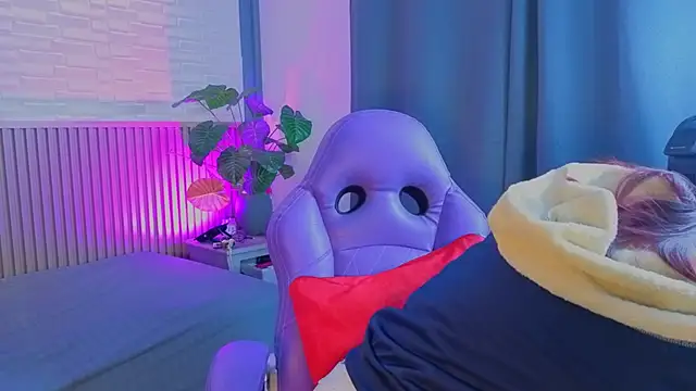 TiffanyWalk online show from February 24, 1:53 pm