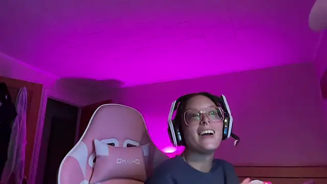 Snapshot of SpaceCowWhore chatting on September 21, 12:45 am SpaceCowWhore online show from September 21, 12:45 am