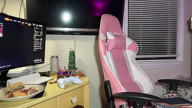 Snapshot of SpaceCowWhore chatting on October 1, 12:05 am SpaceCowWhore online show from October 1, 12:05 am